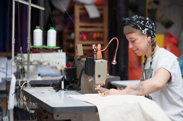 mujer trabajo maquina de coser costura